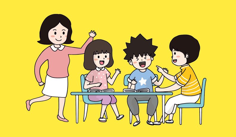 아이 셋이 책상에 나란히 앉아 책을 펴 놓고 이야기하고 교사가 곁에 서서 손을 든 삽화